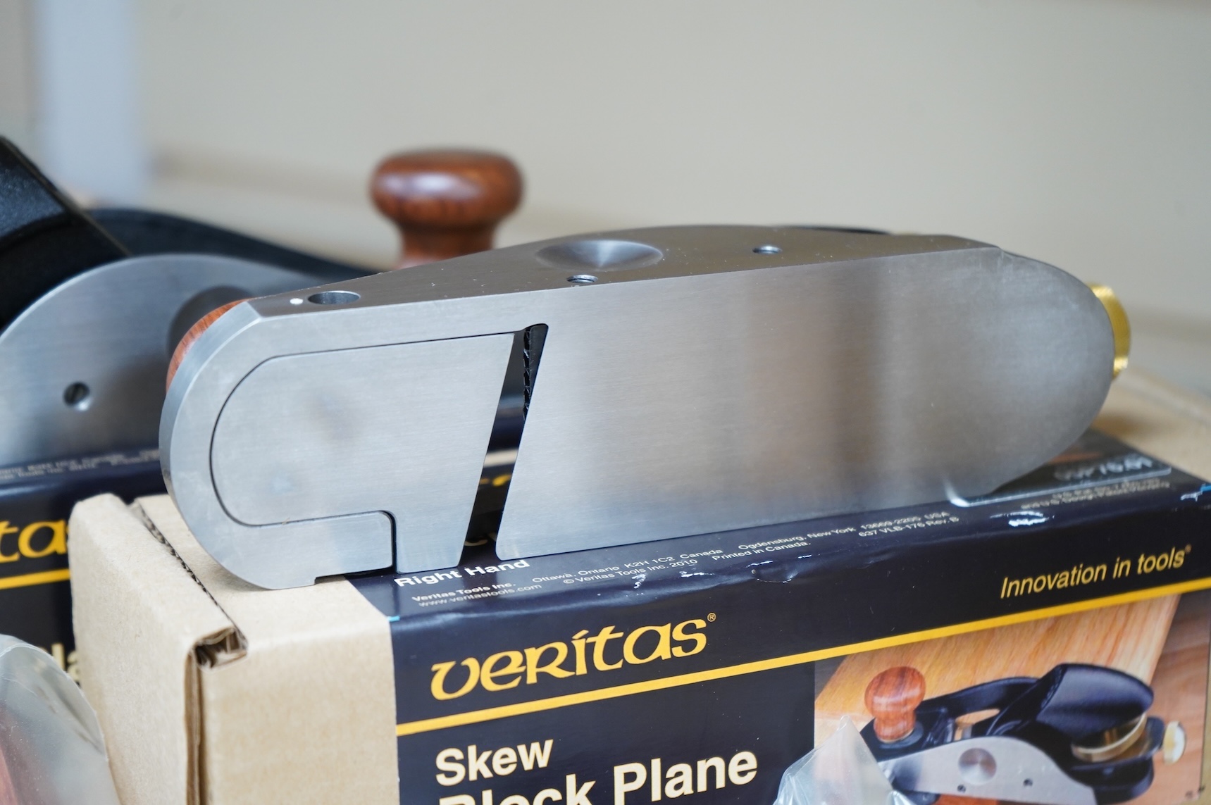 A pair of boxed Veritas Tools skew block planes (left hand and right hand) with paperwork (05P 77.01 and 05P76.01)